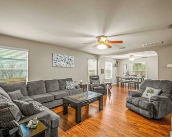 Clean, Fun 3 Bedroom, with Game Room & Fire Pit - Universal City - Living room