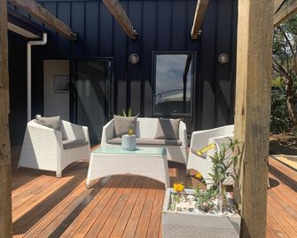 Stunning water views; relaxed coastal atmosphere; multiple entertaining areas - Orford - Patio