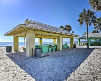 Keaton Beach Escape w/ Hot Tub 2 Mi to Shore - Perry - Spiaggia