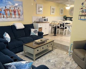 Condo with pool 1 block from beach and boardwalk! - North Wildwood - Living room