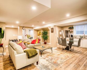 Elegant Home Away From Home - Brampton - Living room