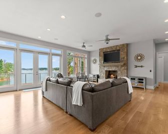 Luxury Lake Home, Stunning Views, Best Location! - Buford - Sala de estar