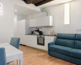 Bolzano 2-Room Central Mountain View, Wifi Netflix Ac Lift - Bozen - Keuken