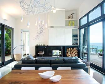 Bowen Island Boutique Beach House with Private Beach & Mooring - Bowen Island - Living room
