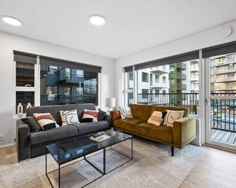 Unwind in Luxury Steps From Smáralind Mall - Reykjavik - Pokój dzienny