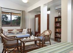 ama stays & trails - Dulwich Park View - Panchgani - Living room
