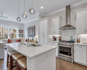 Riverside Getaway In Unbeatable Location W/ Parking by Lucky Savannah - Savannah