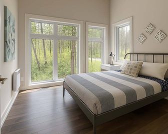 Stylish Chalet & Spa Steps from Lake Memphrémagog - Ayer's Cliff - Chambre