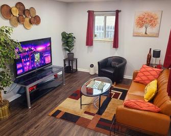 Charming Retreat, 30 min to Det & AA, Bonfire Pit - Westland - Living room