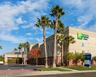 Holiday Inn Express & Suites Vacaville By IHG - Vacaville - Rakennus