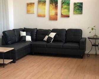 Charming 3-bedroom house in tranquil Vallejo with WiFi, AC - Vallejo - Vardagsrum