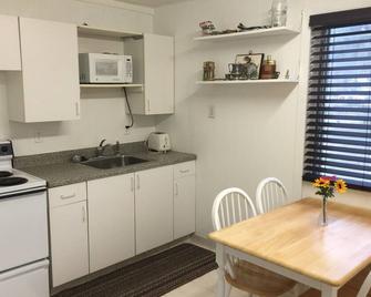 Bungalow across the street from the Pithlachascotee River - Port Richey - Kitchen