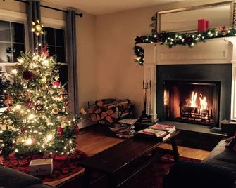Charming Country House - Dover Plains - Living room