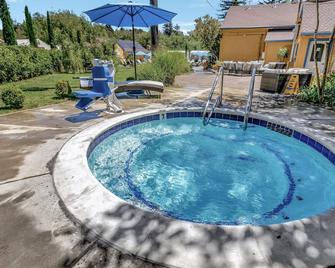 Surrey Resort And Gym - Guerneville - Piscina