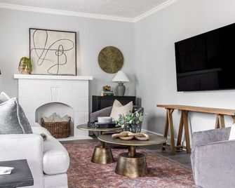 Quiet Modern Home w/ Hot Tub! - Parma - Living room