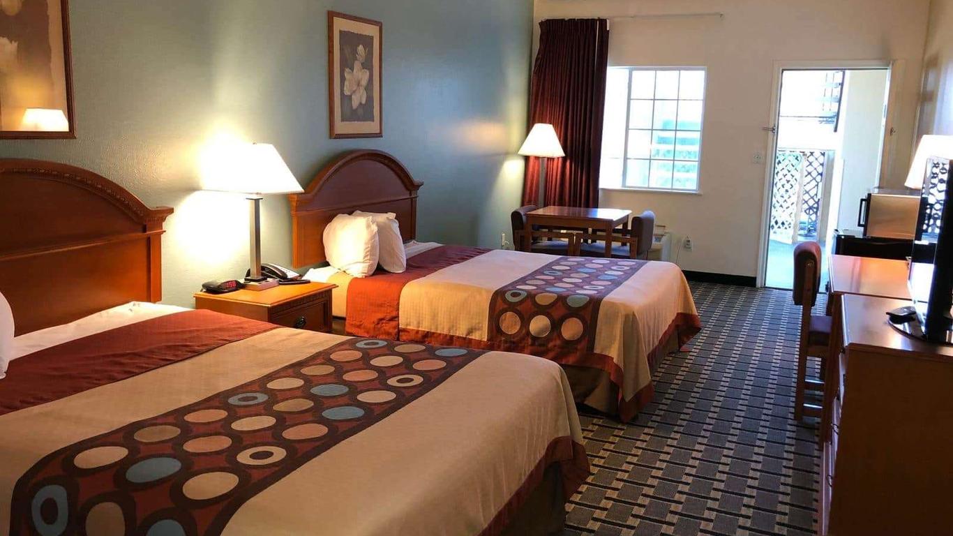 Super 8 by Wyndham Forney/East Dallas