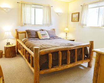 WELCOME OHVers! 1650 sf condo, free canoe/kayak, fishing rod & tackle use! - Lake City - Bedroom