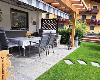 Comfortable double room with shower, WC and balcony - Weinschreiber, Apart & - Rauris - Patio