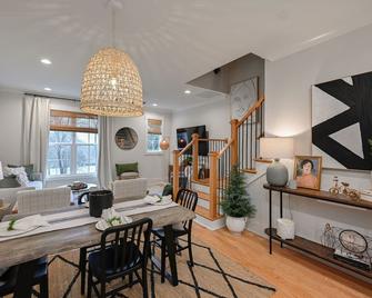 Clean & Comfortable - Walk to Downtown Greenville - Premier Host - Free Parking - Greenville - Dining room