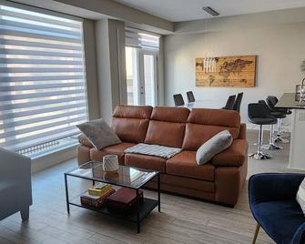 Beautiful home in the heart of Lansdowne with a spacious ground level patio. - Ottawa - Sala de estar
