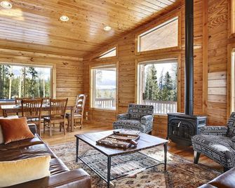 Close to everything, feels like you're a world away - Fraser - Living room