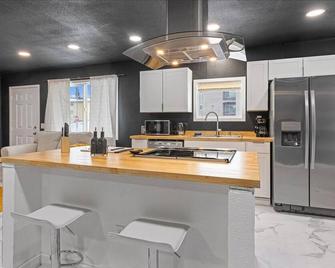 \'Sleek And Modern Umed Retreat: Black And White Beauty\' - Anchorage - Kitchen