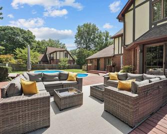 Luxevilla Pool Gamezone Sleeps14 Kid & Pet Friendly - Terre Haute - Patio