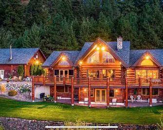 Muncton Mountain Lodge - Kettle Falls - Building