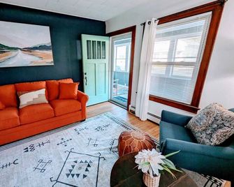 Bright & Lively Brand new Unit-Near hospitals/Malls - Johnson City - Huiskamer