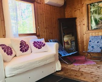 Blueberries Lake Cabin - 샤를로텐베르그 - 거실