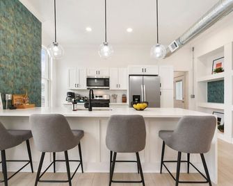 HostWise Stays Rooftop Views from Mt. Washington, Fire Pit, Great for Groups - South Heights - Kitchen