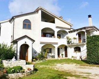 Holiday apartment at the edge of the forest - Valica - Edifício