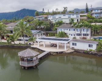 Sea Breeze Villa - Beautiful Kaneohe Bay Does Not Disappoint! Relax In The Hot Tub At Sunset - Kaneohe - Outdoors view