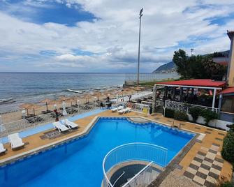 Pebble Beach Hotel - Agia Varvara - Piscina