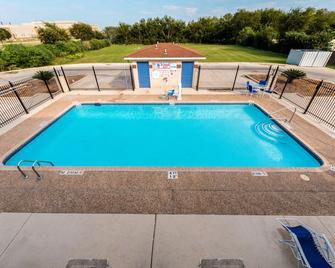Motel 6 San Antonio - South WW White Road - San Antonio - Bể bơi