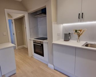 The Ivy Apartments - Bournemouth - Kitchen