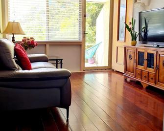 Cosy 2 Bedroom Cottage, enclosed big Backyard for Kids & FurKid - South Perth - Living room