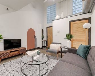 Atrium 105 - Lovely 1-Bedroom Loft - Midlothian - Living room