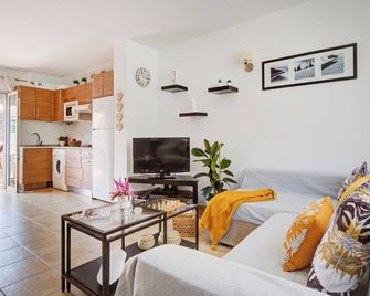 NEW! Caleta Fuste. Private terrace, south facing, fantastic pool, parking, WiFi - Caleta de Fuste - Salon