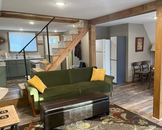 A-Frame Cabin: Near Hamlin Lake, Pet Friendly, Trailer Parking - Ludington - Sala de estar