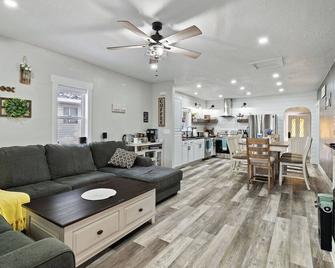 Home w/Hot Tub & BBQ, 12mi to Brian Head & 54mi to Eagle Point Ski Resorts - Parowan - Living room