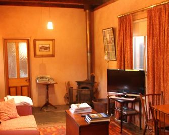 Paprika Cottage - Buxton Manor - North Adelaide - Living room