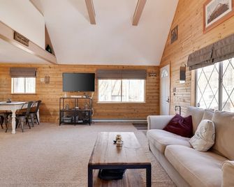 Cozy Comfort, Pellet stove, Wi-Fi, TV, Deck, BBQ, Close to skiing, water parks - Pocono Pines - Salon