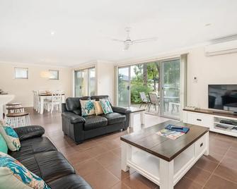 Maggies Beach House - U56 Cape View - Busselton - Huiskamer
