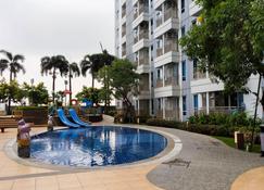 Studio Apartment Connected To Mall At Supermall Mansion - Surabaya - Bể bơi