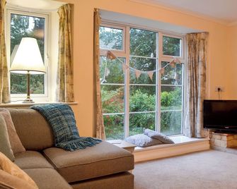 3 bedroom accommodation in Heath, near Chesterfield - Heath - Living room