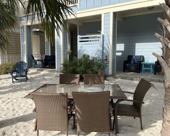 Bluefin Beach Cottage - Beachfront home in Navarre- community pool & hot tub - Navarre Beach - Patio