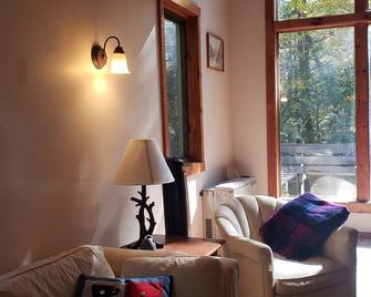 Attractive Saltbox in the Woods - Putney - Living room