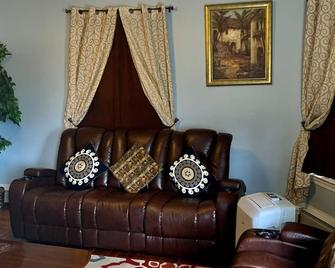 Cozy Private 1br, Well Appointed, Near Providence, Ma, Ri Line, Easy Access To I-95 - Pawtucket - Living room