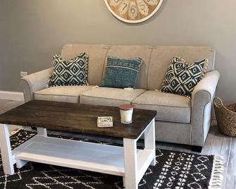 Capital City Condo #6 close to Interstate, Water Park, Restaurants and Shopping. - Frankfort - Living room